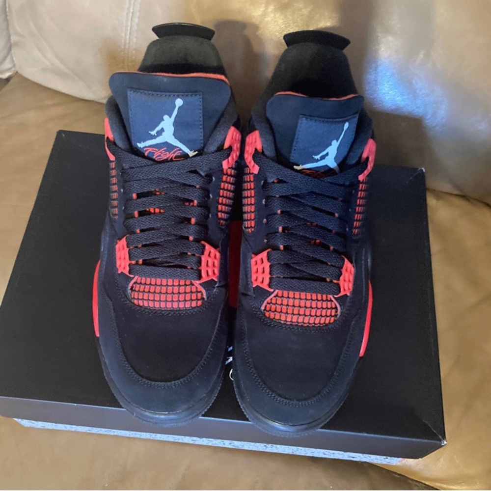 Selling jordan 4 red thunder, great condition size 9.5 and authentic